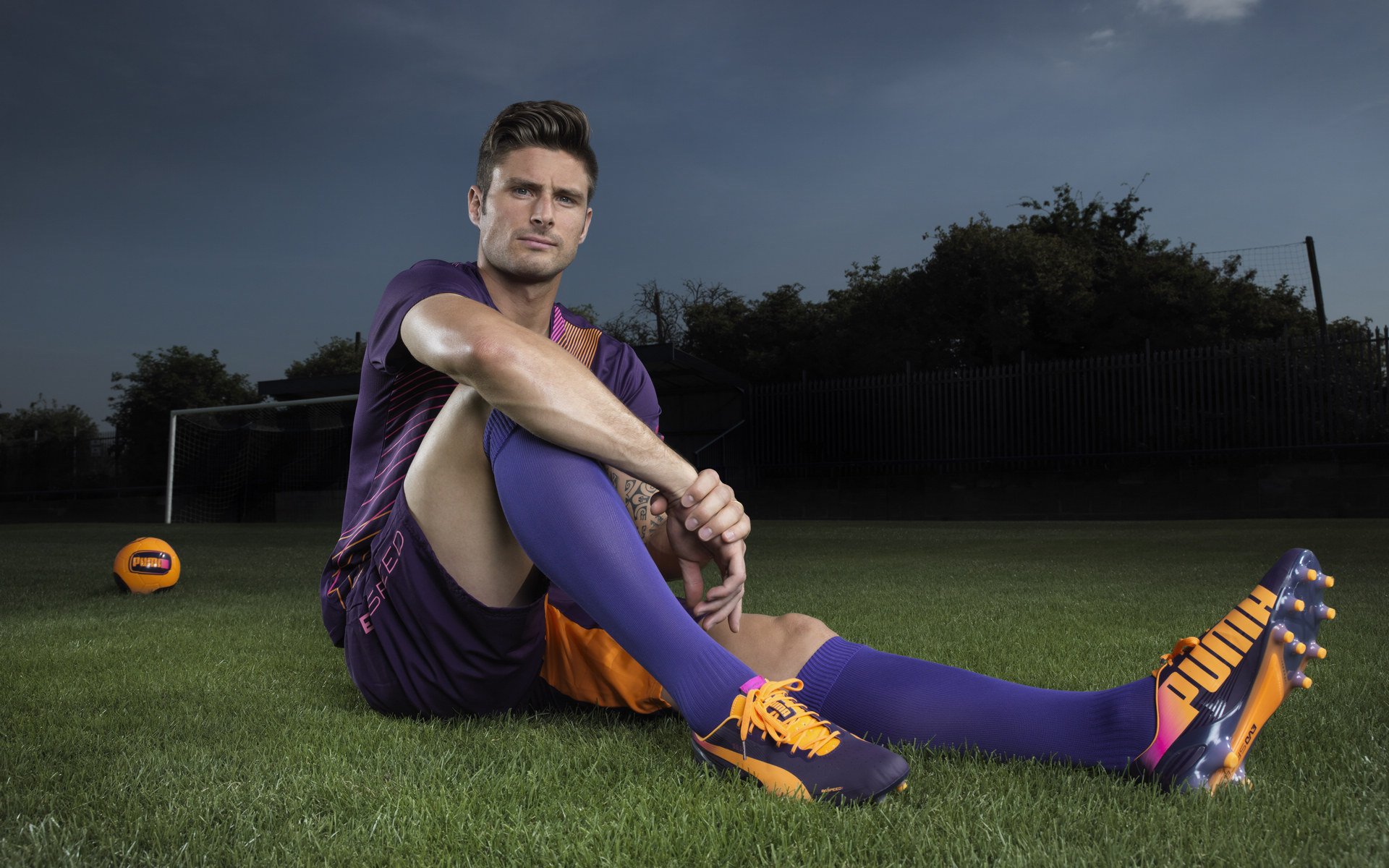 比赛中不断切换阵型尝试多种策略展现教练团队战术储备深度，保持切换球员方向