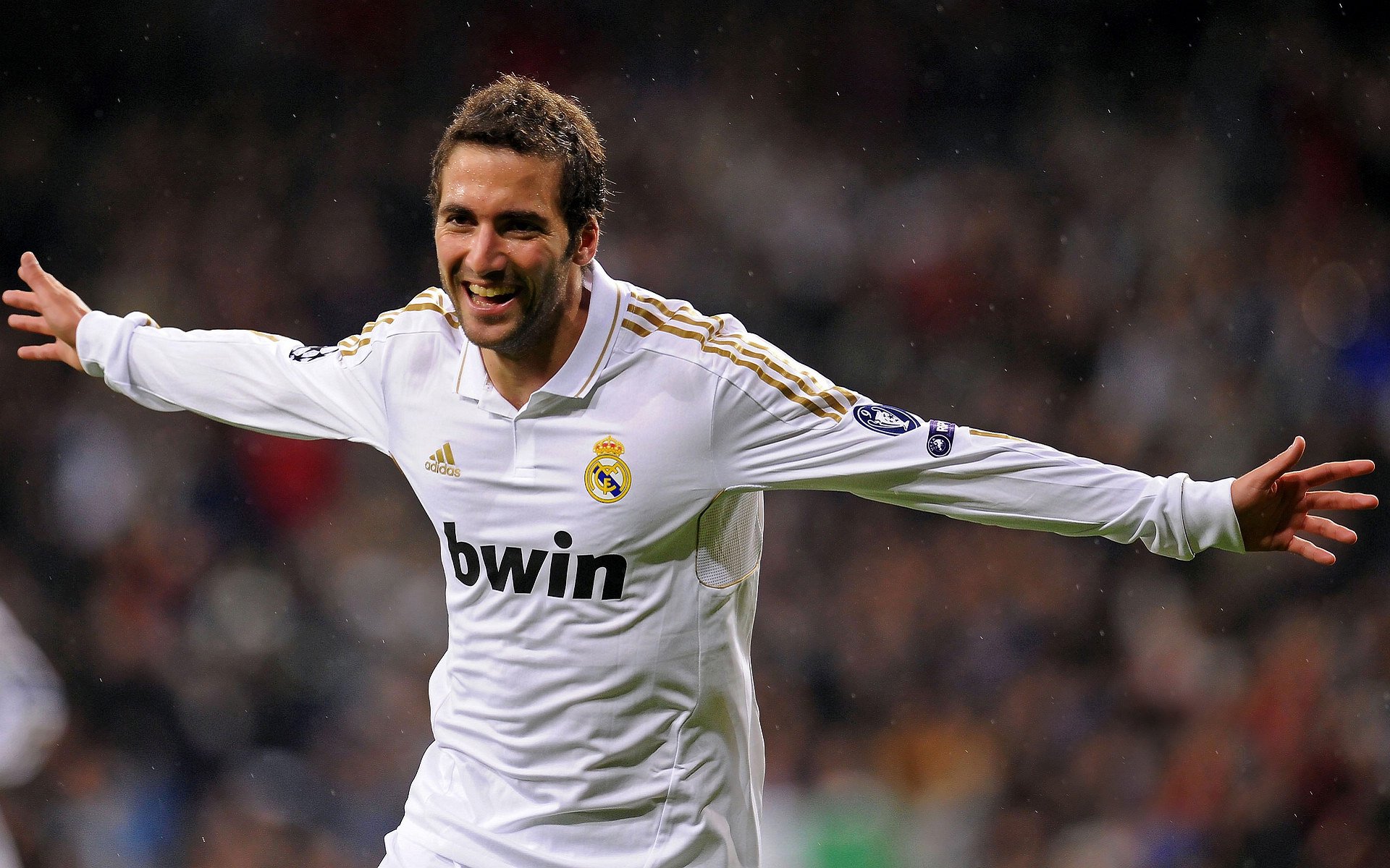 比赛转播创新尝试多角度技术应用广受好评，赛事转播的工作流程