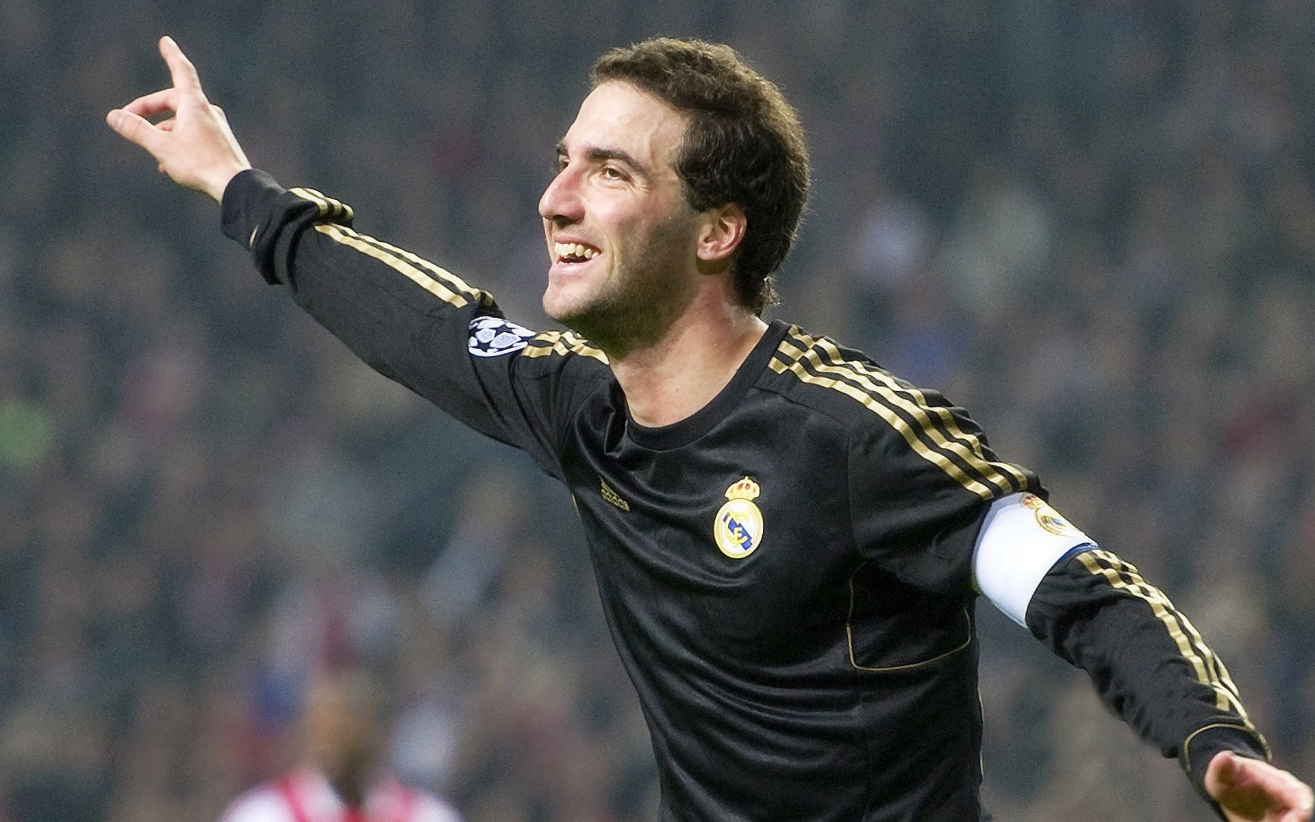 英超最新战报：斯洛特获胜背后VAR争议不断，英超son